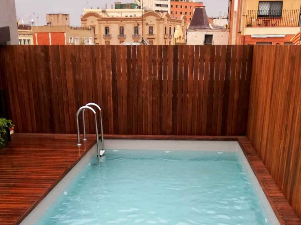 Piscina sobre forjado de un edificio en Barcelona